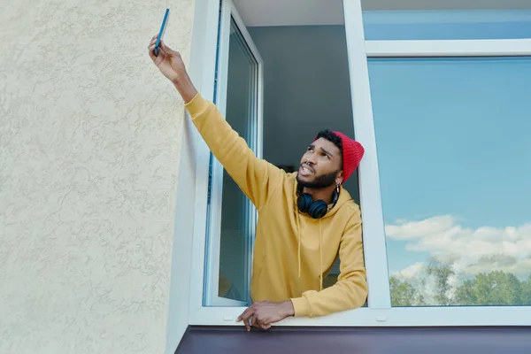 Uomo Africano Scontento Allungando Mano Con Telefono Cellulare Mentre Guarda — Foto Stock