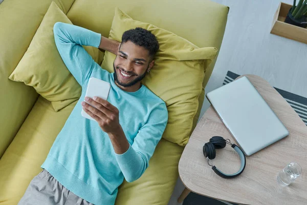 Top View Confident African Man Using Smarphone While Relaxing Couch — стоковое фото