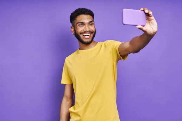 Happy African Man Making Selfie Smart Phone While Standing Purple — Zdjęcie stockowe