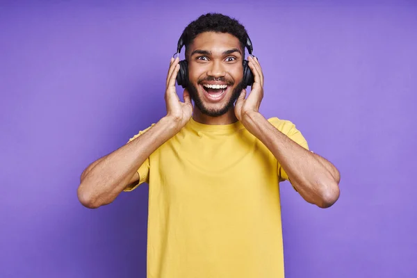Excited African Man Headphones Looking Camera While Standing Purple Background — Stockfoto