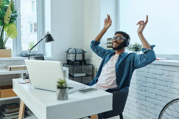 Relaxed African Man Headphones Gesturing While Sitting Working Place — 图库照片