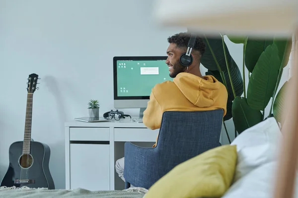 Rear View Happy African Man Using Computer While Sitting His — Φωτογραφία Αρχείου