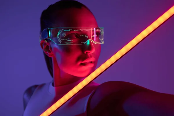 Beautiful Woman Futuristic Glasses Leaning Face Led Lamp Dark Background — 图库照片