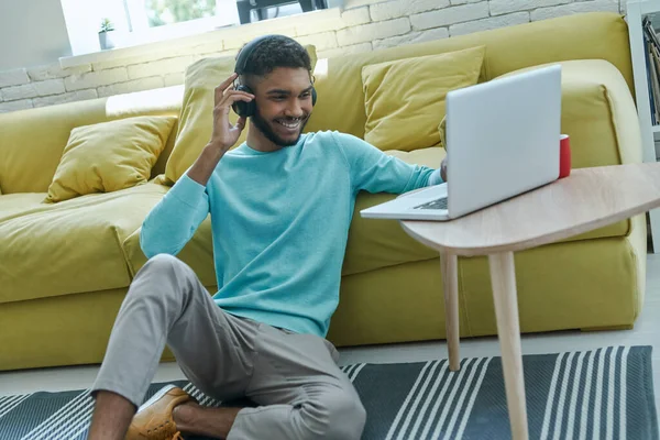 Happy African Man Headphones Using Laptop While Sitting Floor Home — Foto Stock