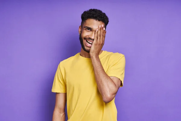 Hombre Africano Feliz Cubriendo Media Cara Con Mano Sonriendo Mientras —  Fotos de Stock