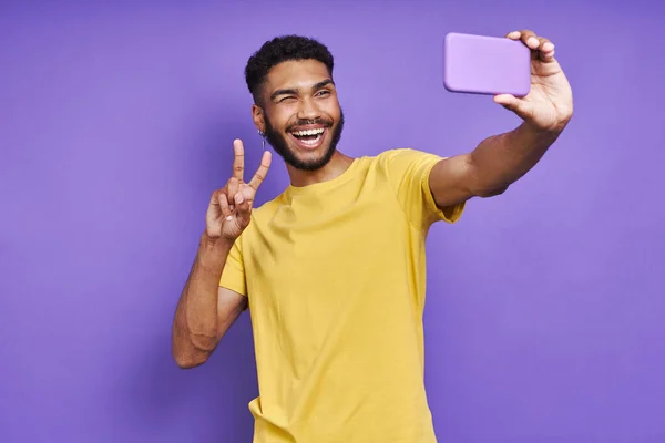 Zabawny Afrykanin Robi Selfie Przez Smartfon Gestykuluje Fioletowym Tle — Zdjęcie stockowe