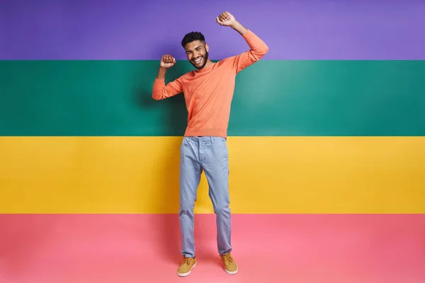 Full Length Happy African Man Gesturing While Standing Colorful Background — ストック写真
