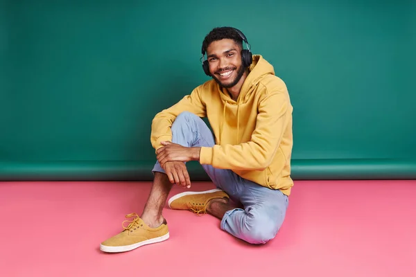 Handsome Man Headphones Looking Camera Smiling While Sitting Colorful Background — ストック写真