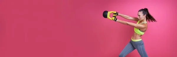 Jovem Confiante Exercitando Com Kettlebell Contra Fundo Rosa — Fotografia de Stock