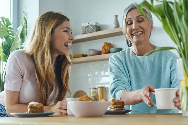 Beautiful Senior Woman Her Adult Daughter Enjoying Time Together Kitchen — Φωτογραφία Αρχείου