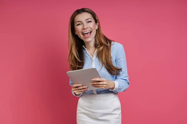 Счастливая Молодая Женщина Держит Цифровой Планшет Стоя Цветном Фоне — стоковое фото
