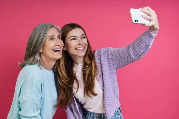 Feliz Madre Hija Adulta Haciendo Selfie Sobre Fondo Rosa — Foto de Stock