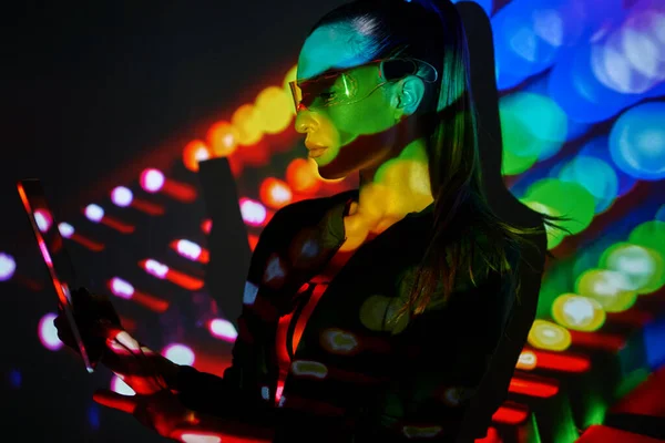 Confident Woman Futuristic Glasses Using Digital Tablet Colorful Background — 图库照片