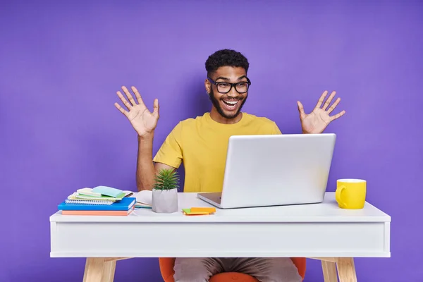 Surprised Man Looking Laptop Gesturing While Sitting Desk Purple Background — 图库照片