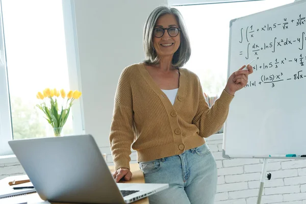 Cheerful Senior Woman Pointing Whiteboard While Standing Classroom — Stock Photo, Image