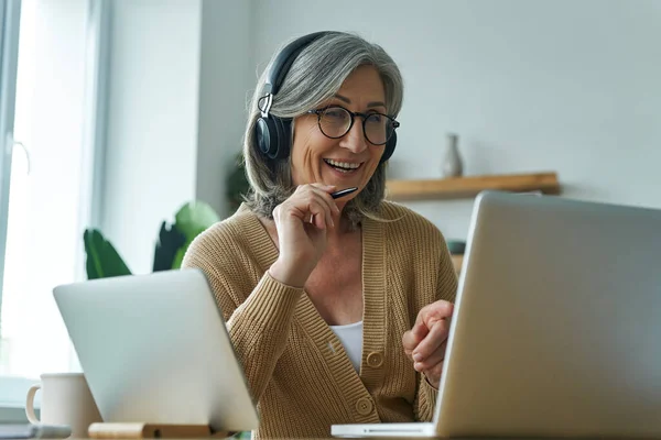 Cheerful Senior Woman Using Laptop While Sitting Desk Home — Stock Photo, Image