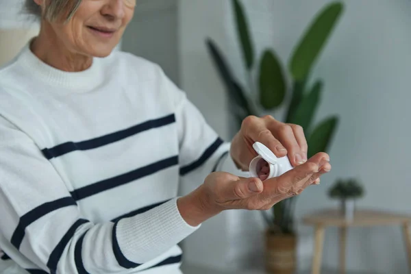 Крупный План Пожилой Женщины Принимающей Лекарства Сидящей Дома Кровати — стоковое фото