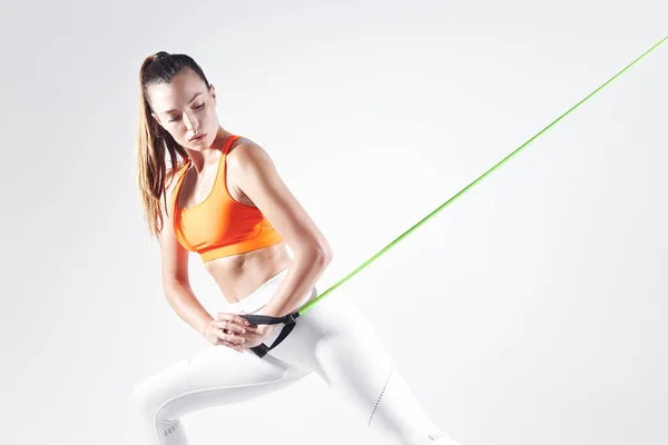 Attraktive Frau Sportkleidung Mit Widerstandsband Beim Training Vor Weißem Hintergrund — Stockfoto