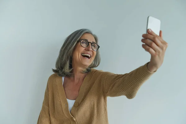 Feliz Mujer Mayor Haciendo Selfie Por Teléfono Inteligente Mientras Está — Foto de Stock