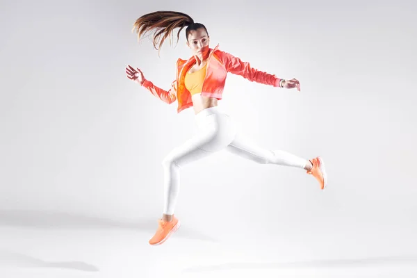 Hermosa Mujer Joven Ropa Deportiva Corriendo Sobre Fondo Blanco — Foto de Stock