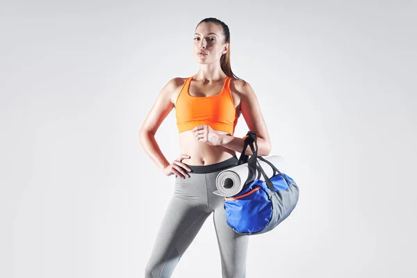 Selbstbewusste Junge Frau Sportkleidung Mit Tasche Vor Weißem Hintergrund — Stockfoto