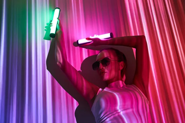 Beautiful Woman Eyeglasses Carrying Led Lamps While Leaning Wall Colorful — 图库照片