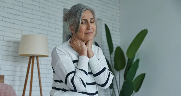 Senior Woman Suffering Sore Throat While Sitting Bed Home — Fotografia de Stock