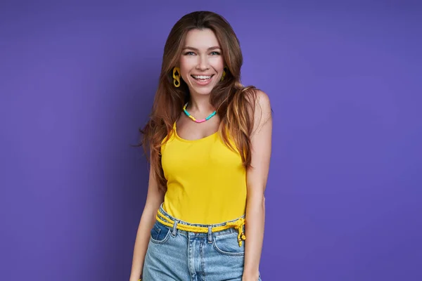 Beautiful Young Woman Smiling While Standing Purple Background — Φωτογραφία Αρχείου