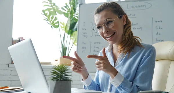 Happy Woman Using Laptop Gesturing While Having Web Conference Whiteboard —  Fotos de Stock