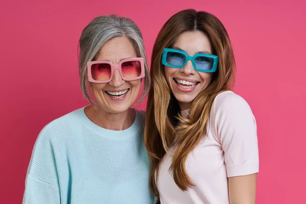 Happy Mother Adult Daughter Funky Eyeglasses Standing Pink Background — Foto de Stock