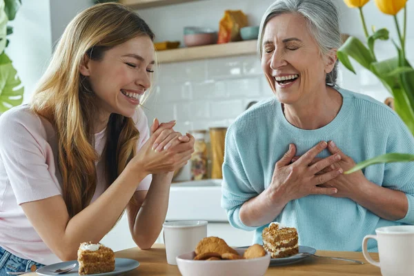 Senior Mother Her Adult Daughter Laughing While Spending Time Kitchen — Φωτογραφία Αρχείου