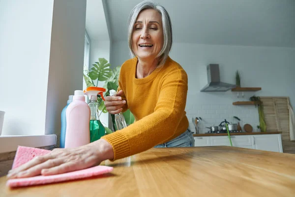 Elegant Senior Woman Tidying Kitchen Smiling — Fotografia de Stock