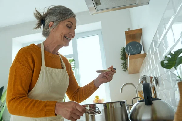 Elegant Senior Woman Smiling While Cooking Domestic Kitchen — Φωτογραφία Αρχείου