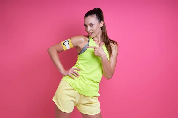 Young Woman Sports Clothing Pointing Her Captain Band While Standing — Zdjęcie stockowe