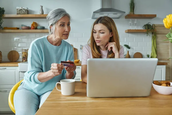 Confident Senior Woman Her Adult Daughter Using Credit Card While — ストック写真