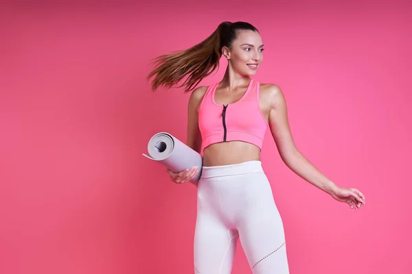 Beautiful Young Woman Sports Clothing Carrying Exercise Mat Pink Background — ストック写真