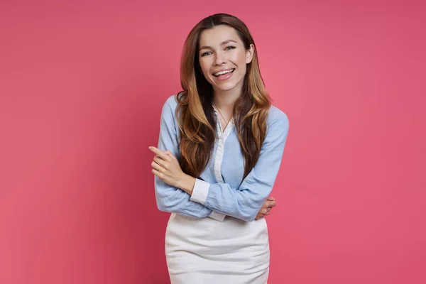 Happy Young Woman Keeping Arms Crossed While Standing Colored Background — Fotografia de Stock