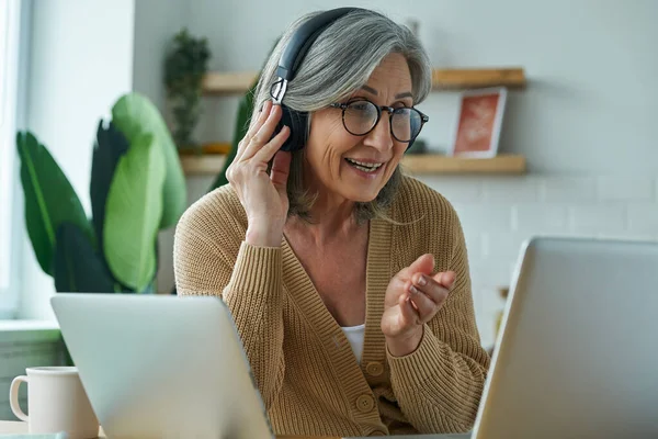 Cheerful Senior Woman Looking Laptop Gesturing While Working Home — Φωτογραφία Αρχείου