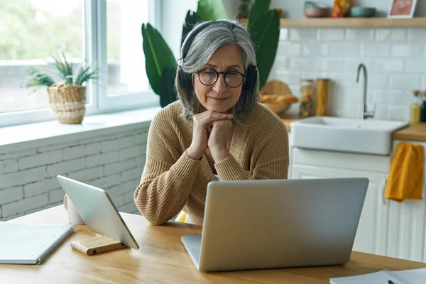 Senior Woman Looking Laptop While Sitting Kitchen Island Home — Stock Photo, Image