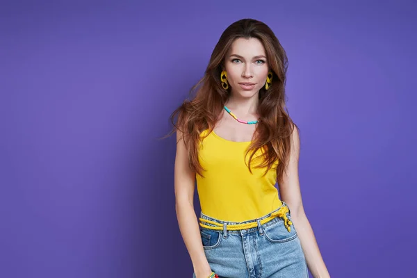 Young Fashionable Woman Looking Camera While Standing Purple Background — Φωτογραφία Αρχείου