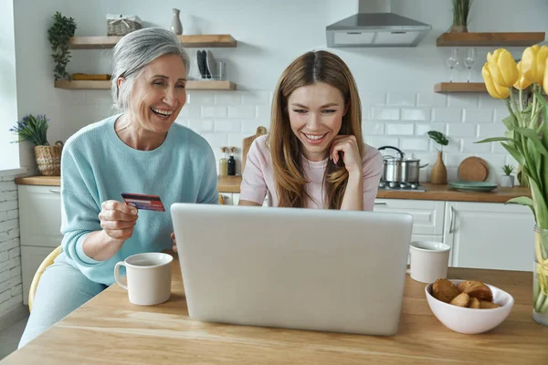 Happy Senior Woman Her Adult Daughter Using Credit Card While — Φωτογραφία Αρχείου