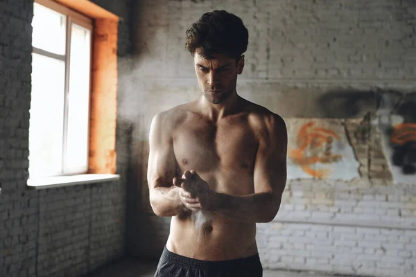 Confident Young Man Preparing Hands Talcum Powder Training — Foto de Stock