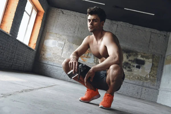 Confident Muscular Man Holding Bottle Water While Relaxing Training Gym — Foto de Stock