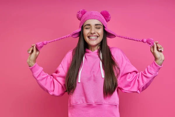 Happy Young Woman Hooded Shirt Stretching Her Funky Hat Pink — Stock Photo, Image