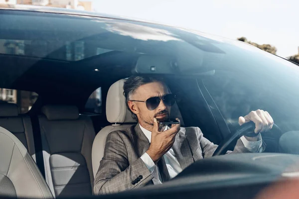 Confident Man Formalwear Using Loudspeaker While Talking Mobile Phone Car — ストック写真