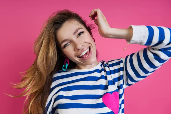 Bela Jovem Mulher Sorrindo Enquanto Contra Fundo Colorido — Fotografia de Stock