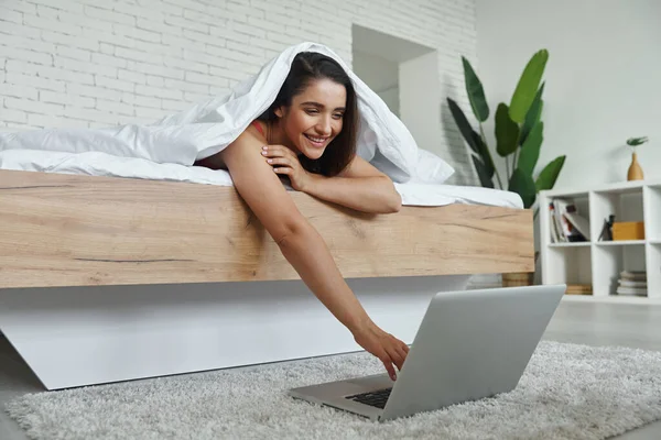 Красива Молода Жінка Покриває Ковдрою Використовуючи Ноутбук Ліжку Вдома — стокове фото