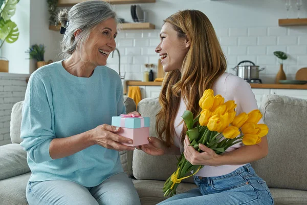 Happy Senior Mother Receiving Gift Box Bunch Tulips Her Daughter — Φωτογραφία Αρχείου
