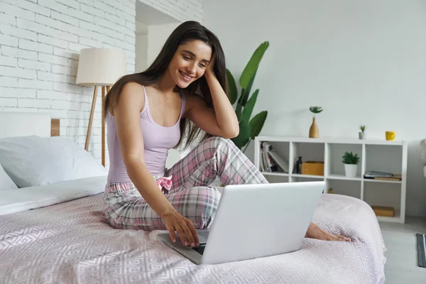 Красива Молода Жінка Використовує Ноутбук Сидячи Ліжку Вдома — стокове фото