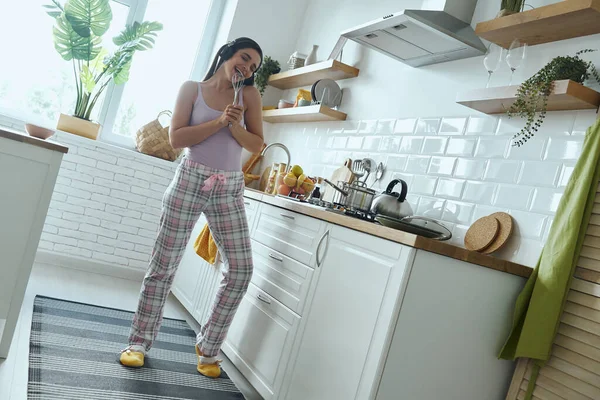 Full Length Playful Woman Using Whisk Microphone While Cooking Kitchen — Stockfoto